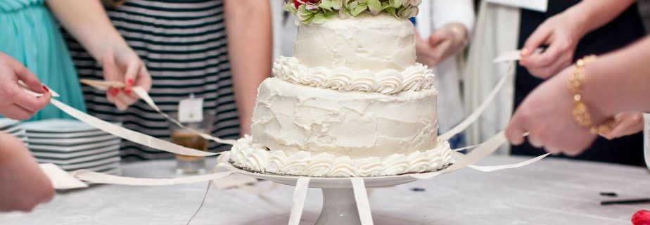 The best tradition of cutting a wedding cake